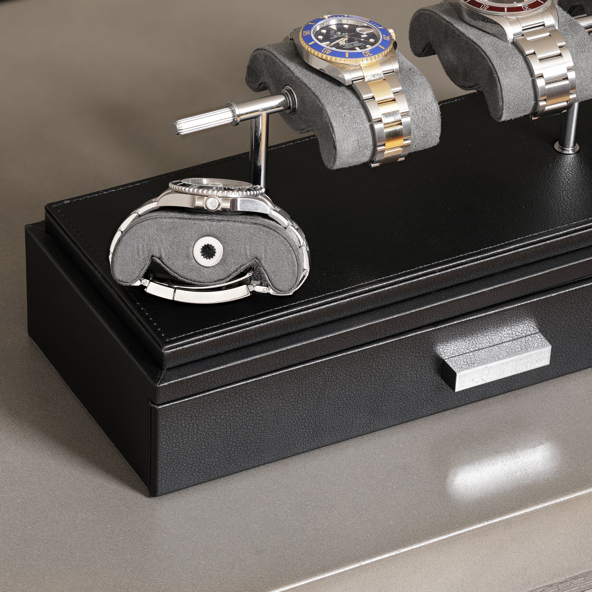 4 Watch Display (Black / Grey)